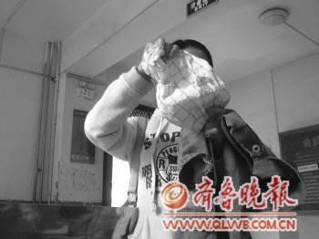 被打的小谢当时流了不少血。 本报记者 张亚楠 摄