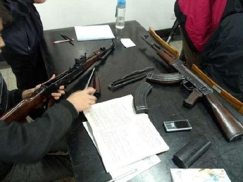 国内某理工科大学老师持AK-47步枪授课