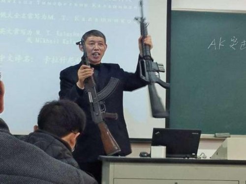 国内某理工科大学老师持AK-47步枪授课 让学生拆解