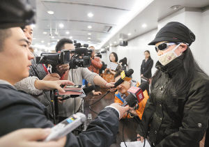 3月19日，原告小依(化名)在开庭后接受媒体采访。新华社发